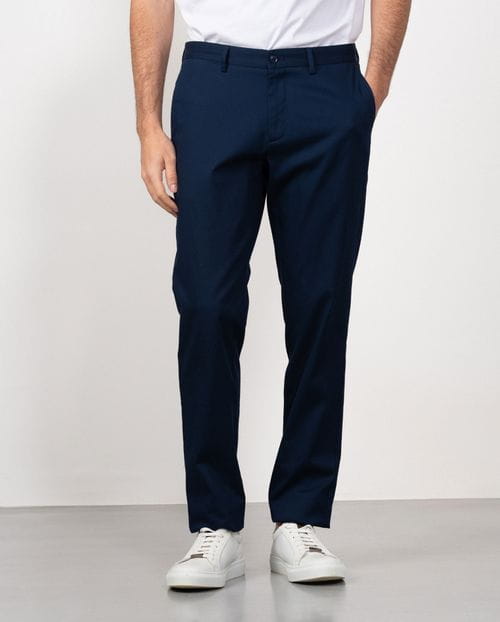 <p>Pantalón sport chino slim fit en microestructura de algodón elástico</p>