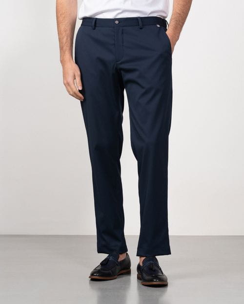 Pantalón sport de cordón y goma en la cintura realizado en tejido técnico elástico