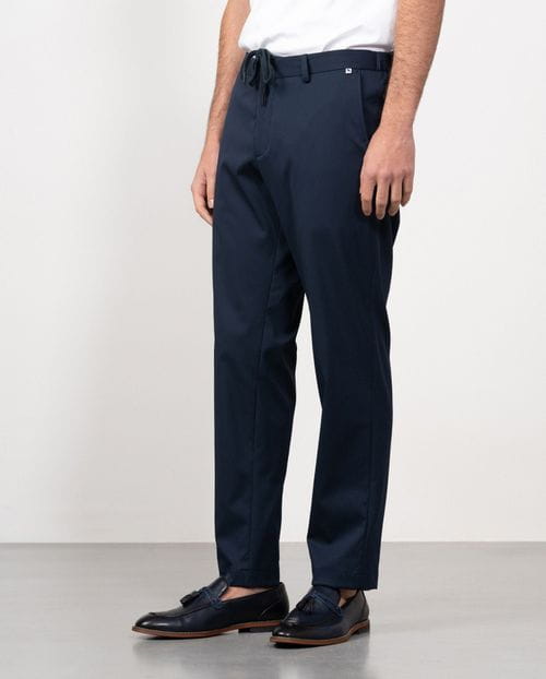 Pantalón sport de cordón y goma en la cintura realizado en tejido técnico elástico