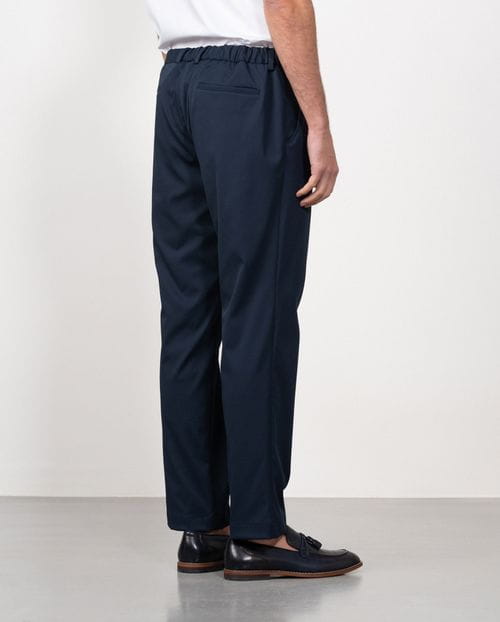 Pantalón sport de cordón y goma en la cintura realizado en tejido técnico elástico