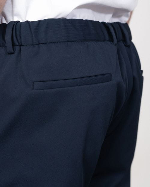 Pantalón sport de cordón y goma en la cintura realizado en tejido técnico elástico