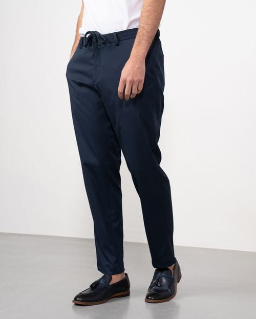 Pantalón sport de cordón y goma en la cintura realizado en tejido técnico elástico