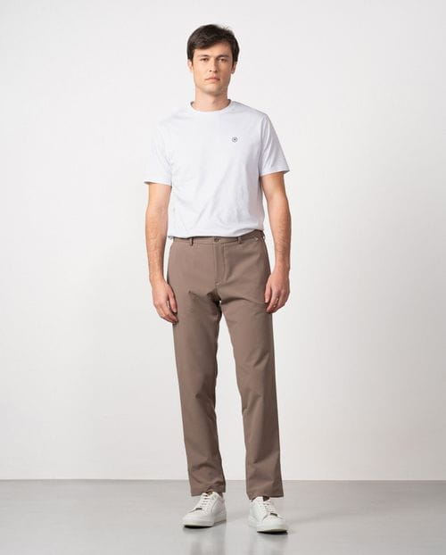 Pantalón sport de cordón y goma en la cintura realizado en canutillo técnico elástico