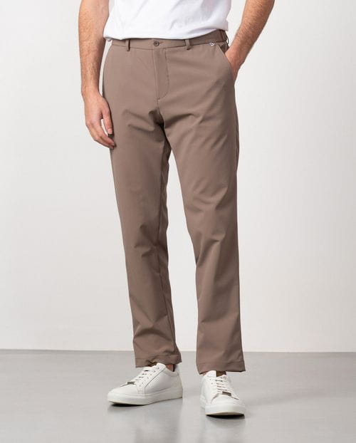 Pantalón sport de cordón y goma en la cintura realizado en canutillo técnico elástico