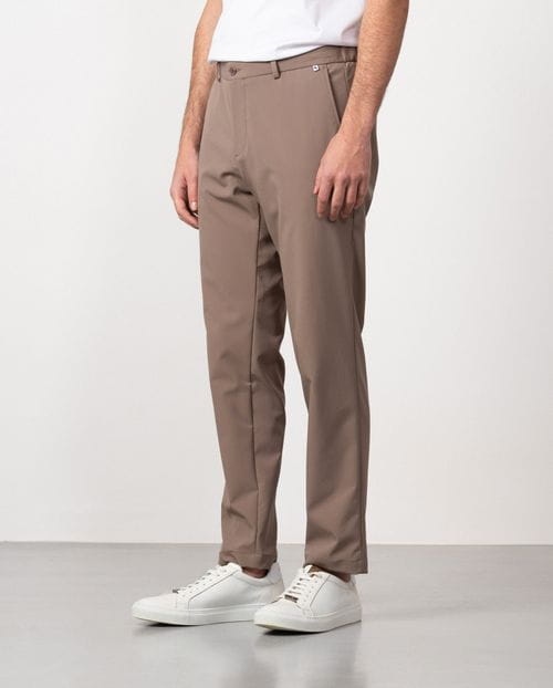 Pantalón sport de cordón y goma en la cintura realizado en canutillo técnico elástico