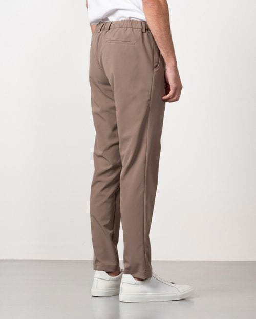 Pantalón sport de cordón y goma en la cintura realizado en canutillo técnico elástico