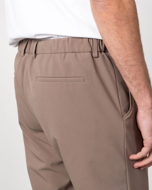 Pantalón sport de cordón y goma en la cintura realizado en canutillo técnico elástico