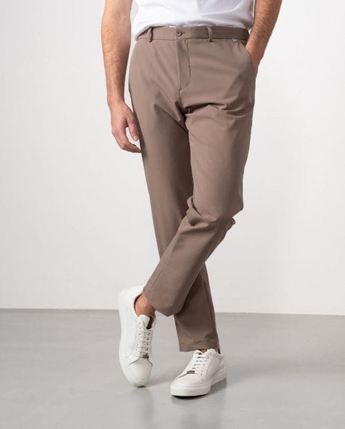 Pantalón sport de cordón y goma en la cintura realizado en canutillo técnico elástico