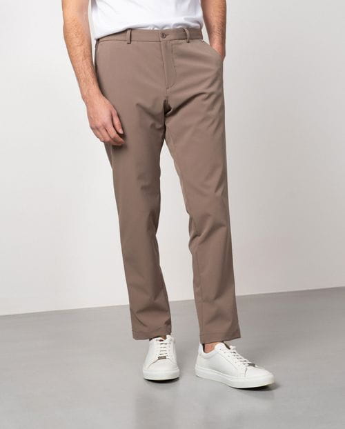 Pantalón sport de cordón y goma en la cintura realizado en canutillo técnico elástico