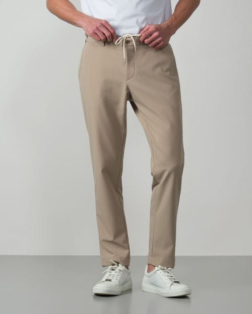 Pantalón sport de cordón y goma en la cintura realizado en tejido técnico elástico