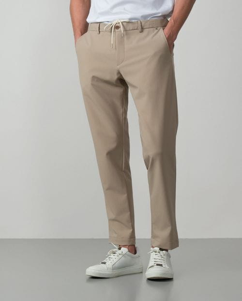 Pantalón sport de cordón y goma en la cintura realizado en tejido técnico elástico