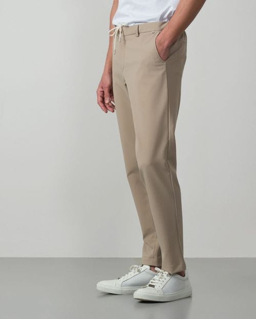 Pantalón sport de cordón y goma en la cintura realizado en tejido técnico elástico