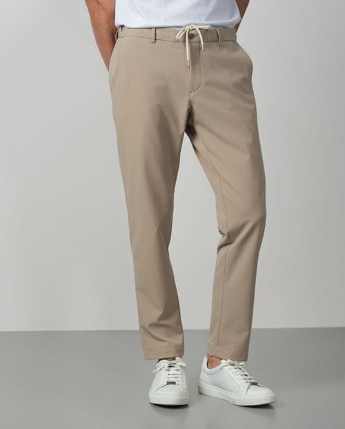 Pantalón sport de cordón y goma en la cintura realizado en tejido técnico elástico