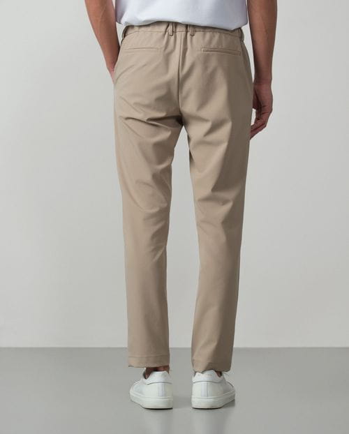 Pantalón sport de cordón y goma en la cintura realizado en tejido técnico elástico