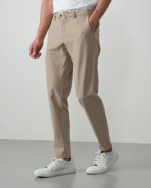 Pantalón sport de cordón y goma en la cintura realizado en tejido técnico elástico