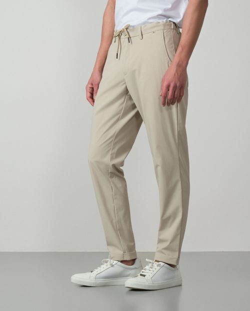 Pantalón con cordón y goma en la cintura hecho en tejido técnico elástico