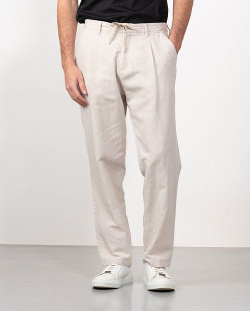 Pantalón sport de cordón y goma en la cintura realizado en tejido rústico lino/algodón