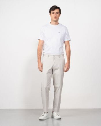 Pantalón sport relaxed fit en microestructura de algodón elástico