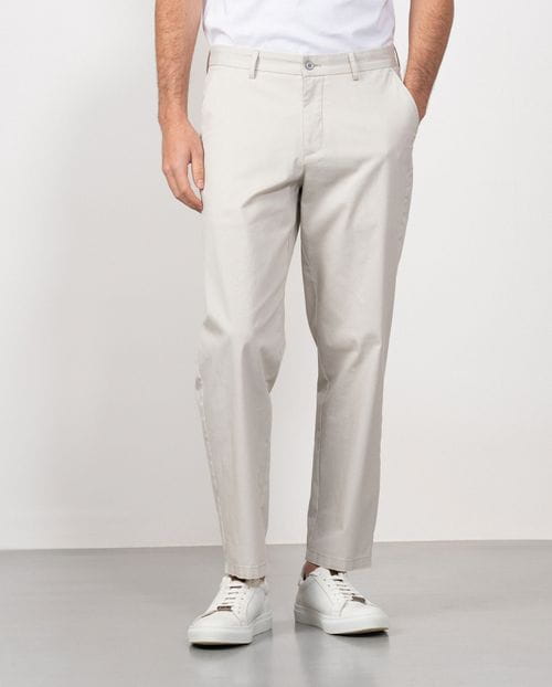 <p>Pantalón sport relaxed fit en microestructura de algodón elástico</p>