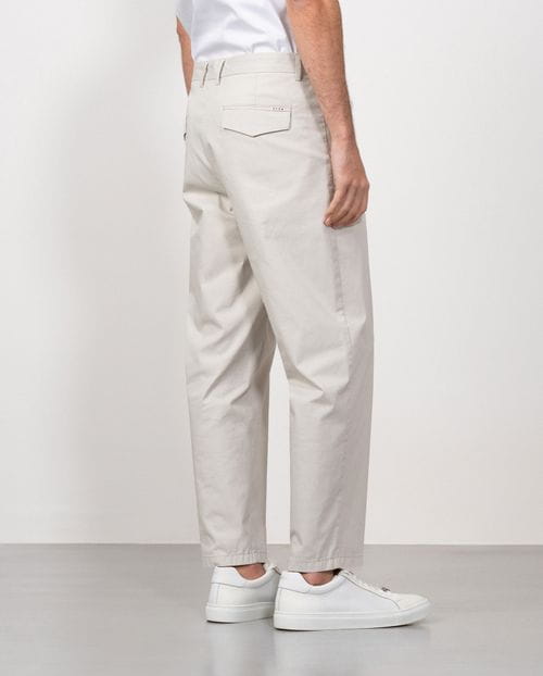 <p>Pantalón sport relaxed fit en microestructura de algodón elástico</p>