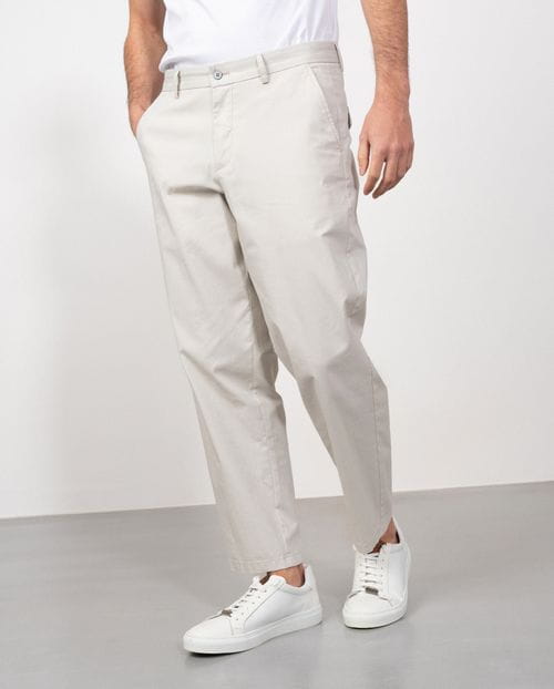 <p>Pantalón sport relaxed fit en microestructura de algodón elástico</p>