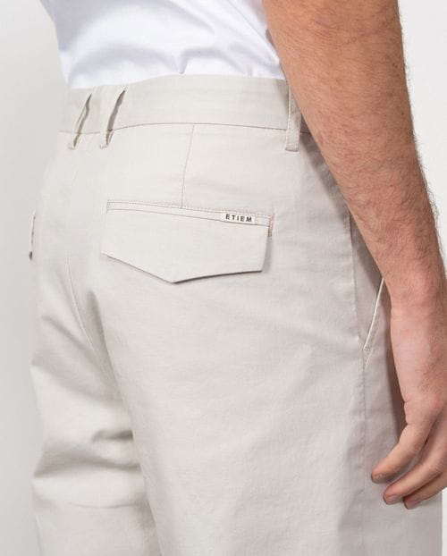 <p>Pantalón sport relaxed fit en microestructura de algodón elástico</p>