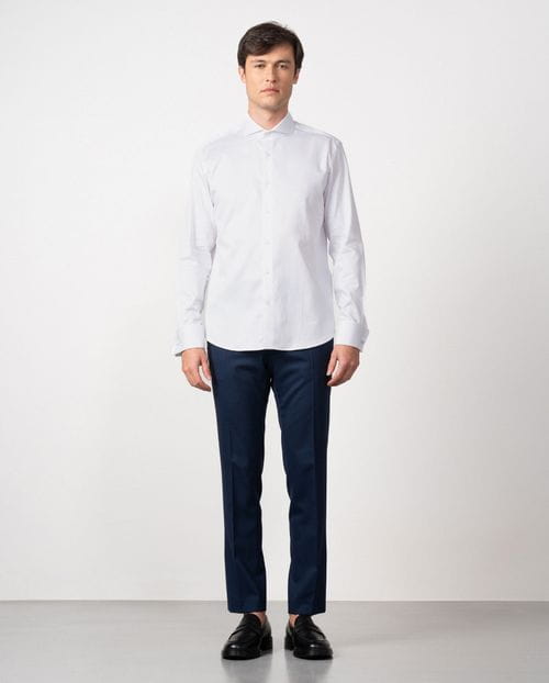Formal slim shirt of microstructured cotton