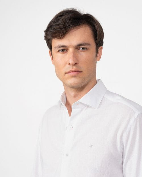 Camisa sport relaxed fit en un tejido liso de lino-algodón