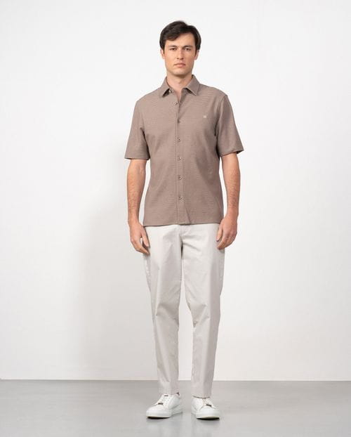 Camisa sport slim fit de punto fantasía en manga corta