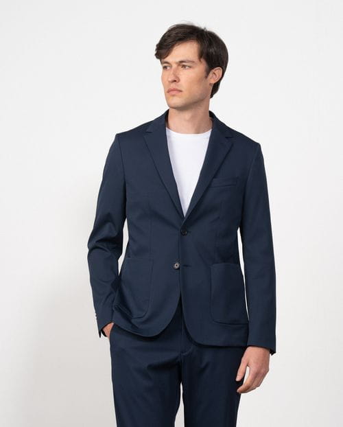 Americana slim fit sin forro y desestructurada realizada en canutillo técnico liso elástico
