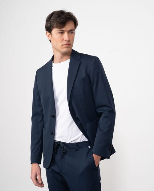 Americana slim fit sin forro y desestructurada realizada en tejido liso técnico elástico