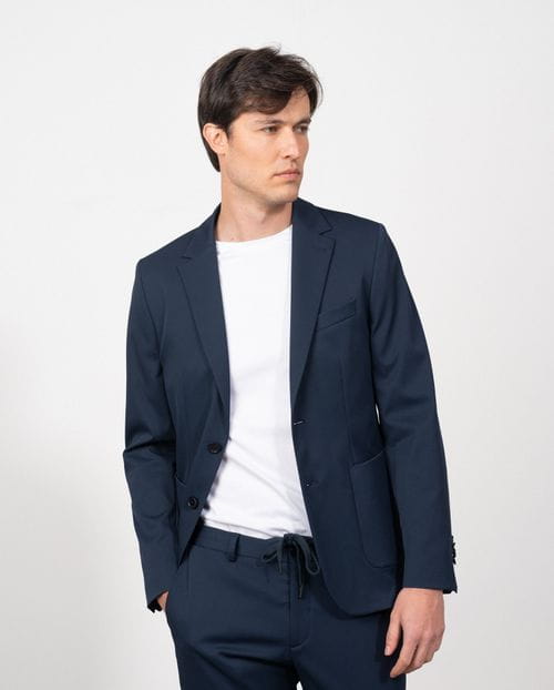 Americana slim fit sin forro y desestructurada realizada en tejido liso técnico elástico