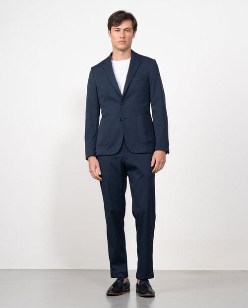 Americana slim fit sin forro y desestructurada realizada en canutillo técnico liso elástico