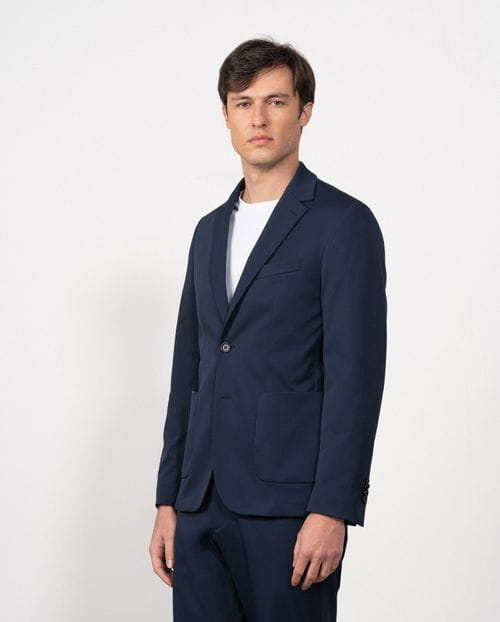 Americana slim fit sin forro y desestructurada realizada en canutillo técnico liso elástico