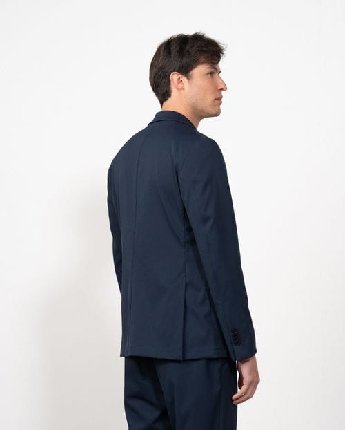 Americana slim fit sin forro y desestructurada realizada en tejido liso técnico elástico