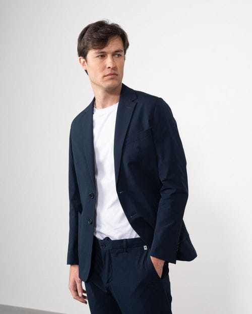 Americana slim fit sin forro y desestructurada realizada en seersucker elástico