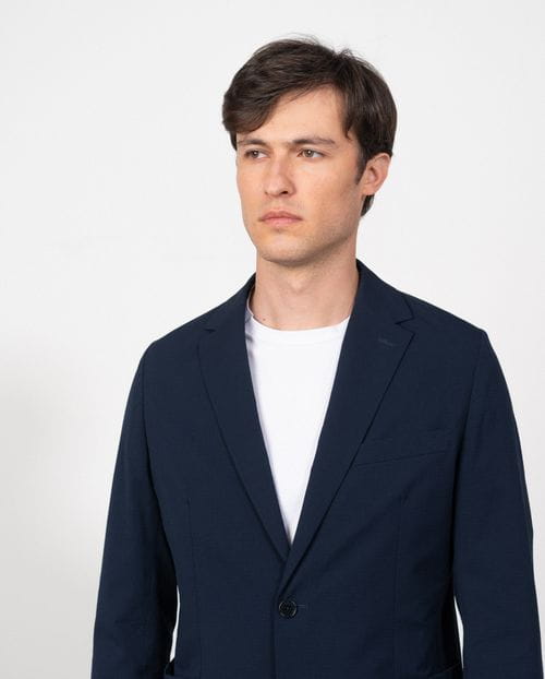 Americana slim fit sin forro y desestructurada realizada en seersucker elástico