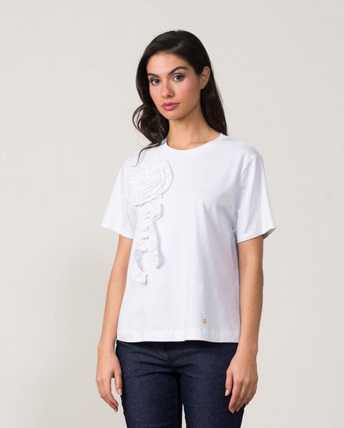 Camiseta de manga corta con flor de tejido en delantero