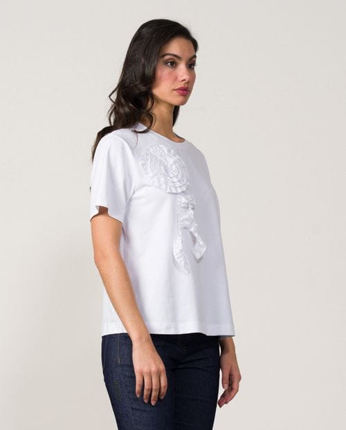 Camiseta de manga corta con flor de tejido en delantero