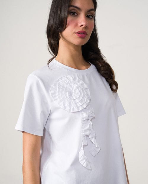 Camiseta de manga corta con flor de tejido en delantero
