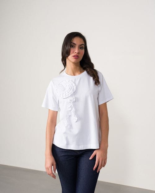 Camiseta de manga corta con flor de tejido en delantero