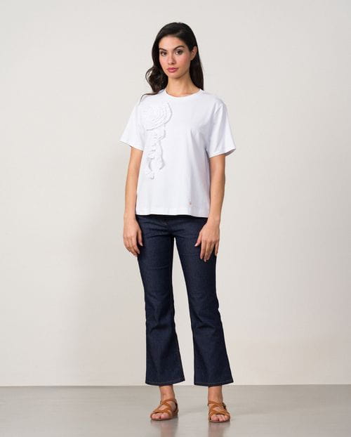 Camiseta de manga corta con flor de tejido en delantero