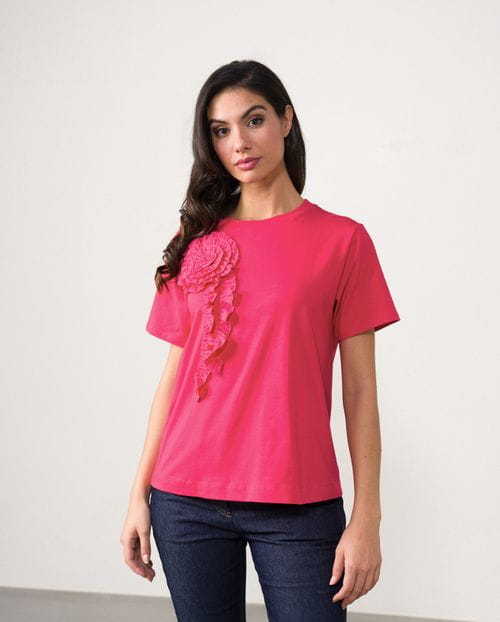 Camiseta de manga corta con flor de tejido en delantero