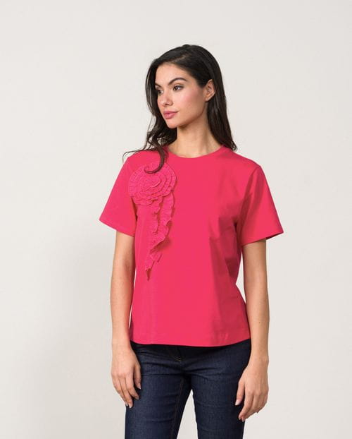 Camiseta de manga corta con flor de tejido en delantero