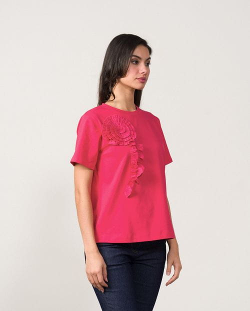 Camiseta de manga corta con flor de tejido en delantero