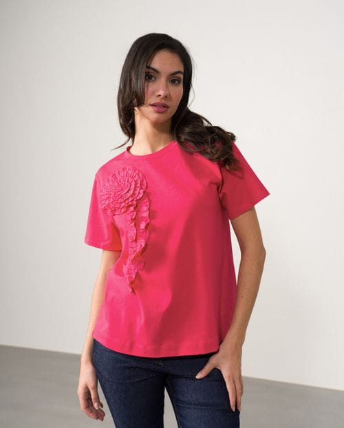 Camiseta de manga corta con flor de tejido en delantero
