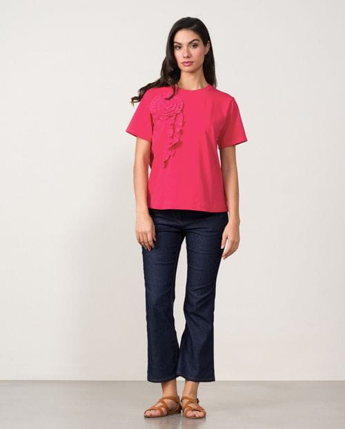 Camiseta de manga corta con flor de tejido en delantero