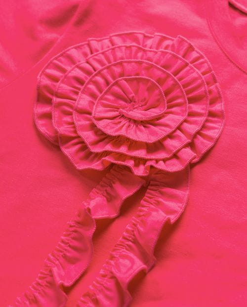 Camiseta de manga corta con flor de tejido en delantero