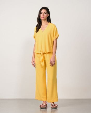 Flowing top with short sleeve and knotted front