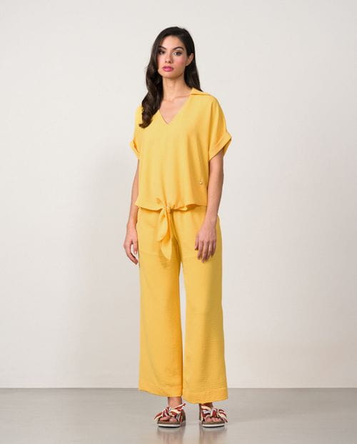 Top fluido de manga corta anudado en delantero